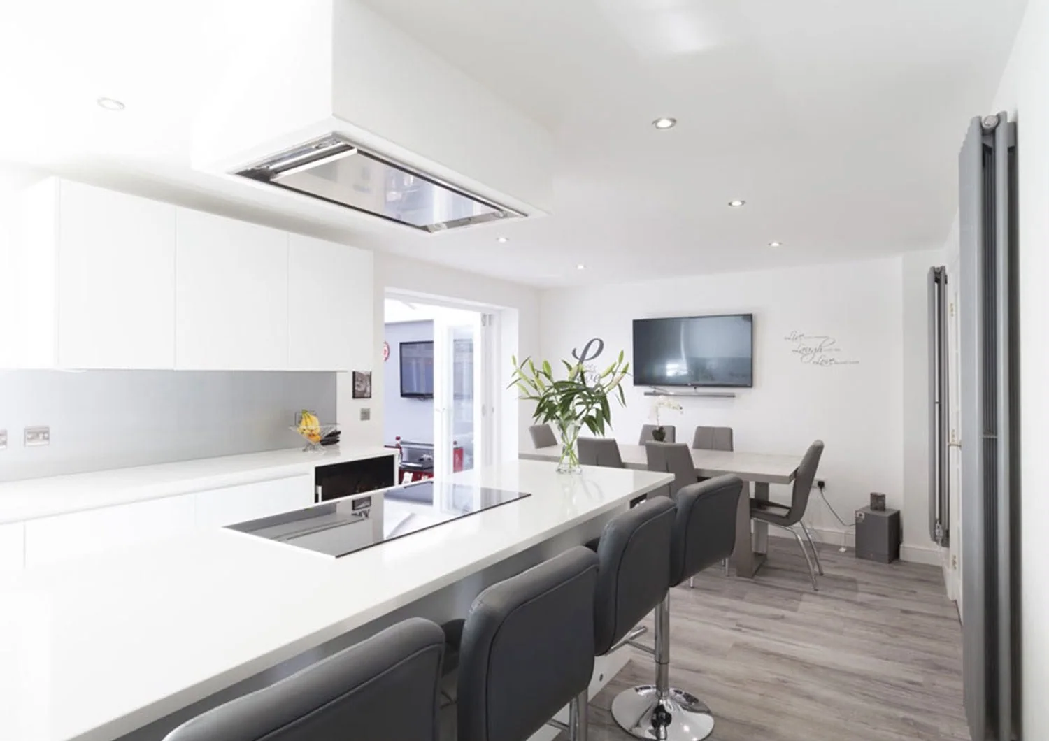 White handleless kitchen with a breakfast bar