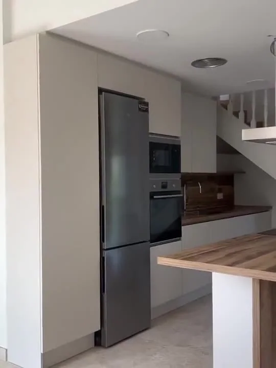 Handleless kitchen with an oak-effect island